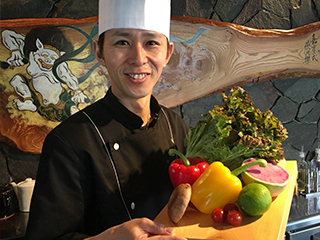 食材をもつスタッフ