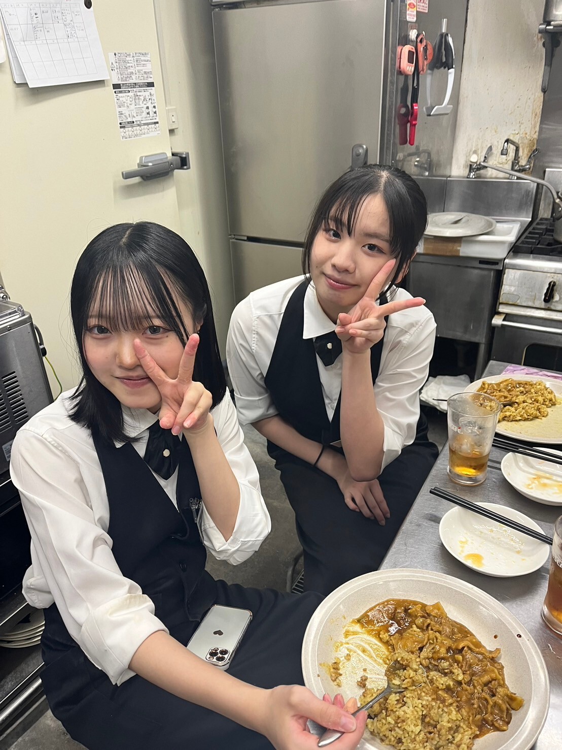 まかない中のスタッフ